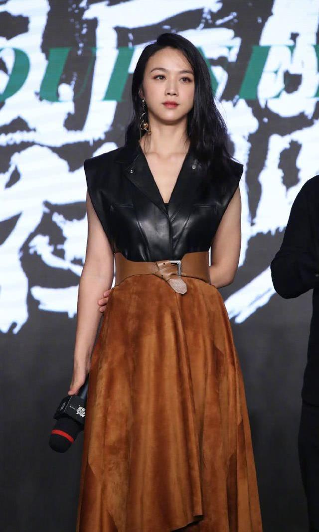 花朵|四十岁的汤唯太会穿！身穿花裙依旧气场十足