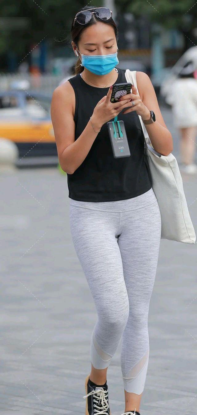 身材|可以修身显瘦的打底裤不知道大家会不会喜欢？蓝色冰丝面料很舒适