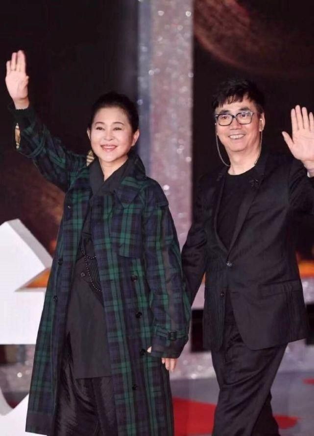 显得|在地铁偶遇倪萍，土黄色的皮肤干瘪而多皱，这就是真实的62岁