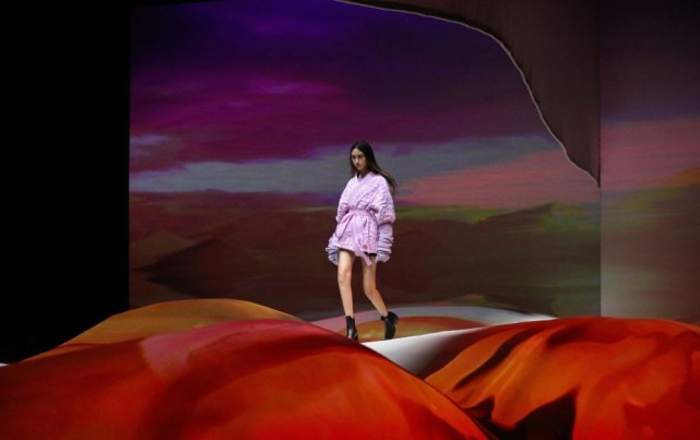 任达华|任达华女儿正式出道！和刘雯走秀摆臭脸，颜值一般穿国货却超美