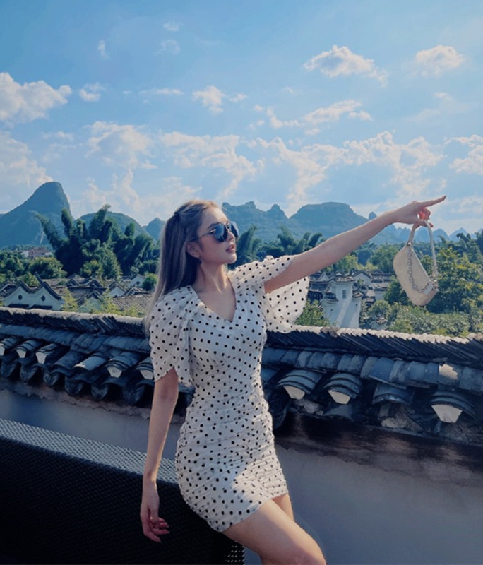 设计|周扬青晒照P图太狠，但穿紧身波点裙秀出曲线，仍能看出身材好