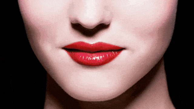 美国|35岁张靓颖机场街拍,唇纹太抢镜,别让这个细节,毁了你的妆容