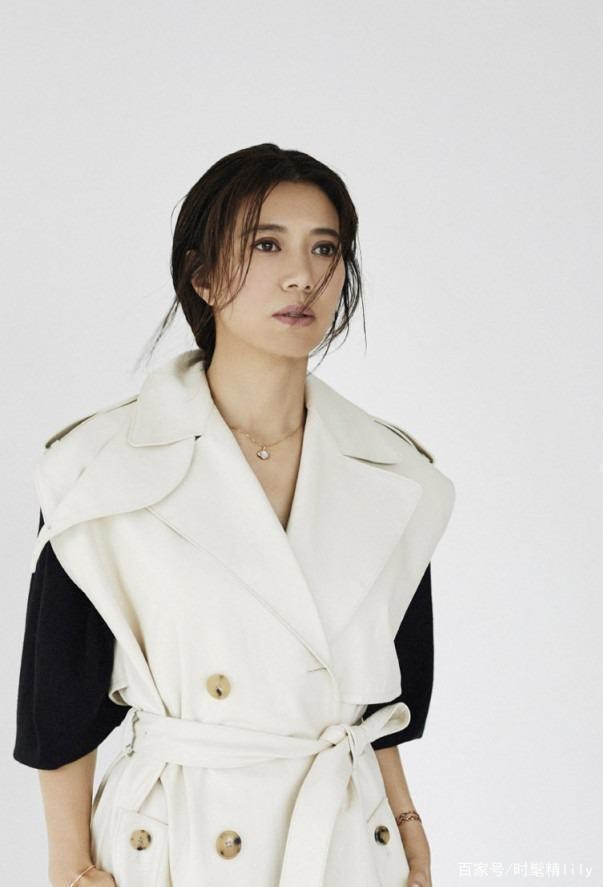 颜色|袁咏仪真的会保养，快奔五了仍然不失风度，干练西装英气飒爽