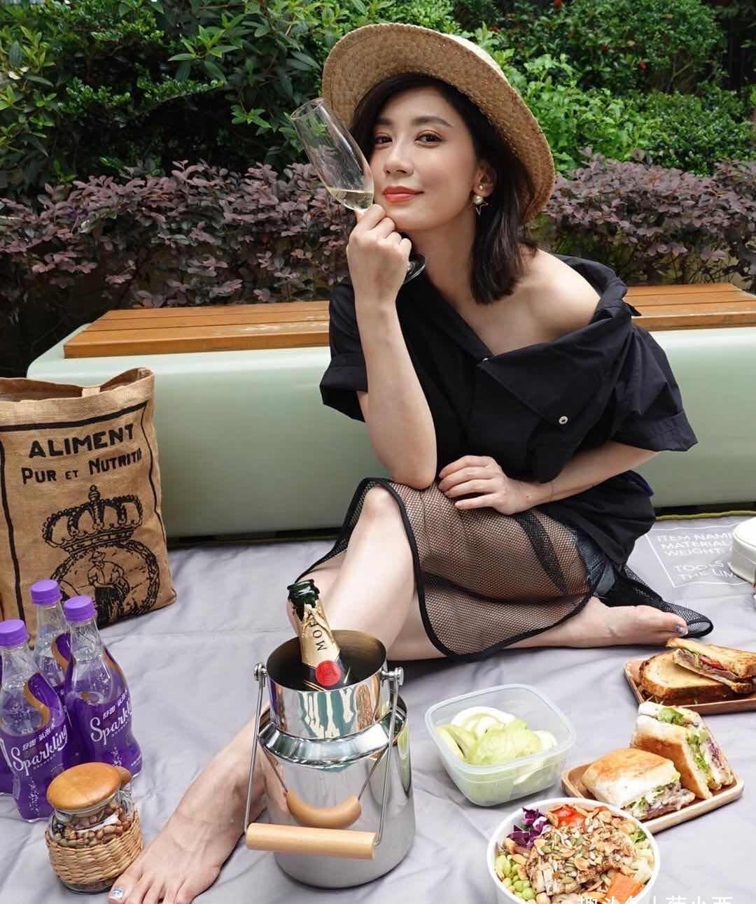 贾静雯|贾静雯被修杰楷宠上天,连吃个野餐都穿得那么时髦,原装五官太美
