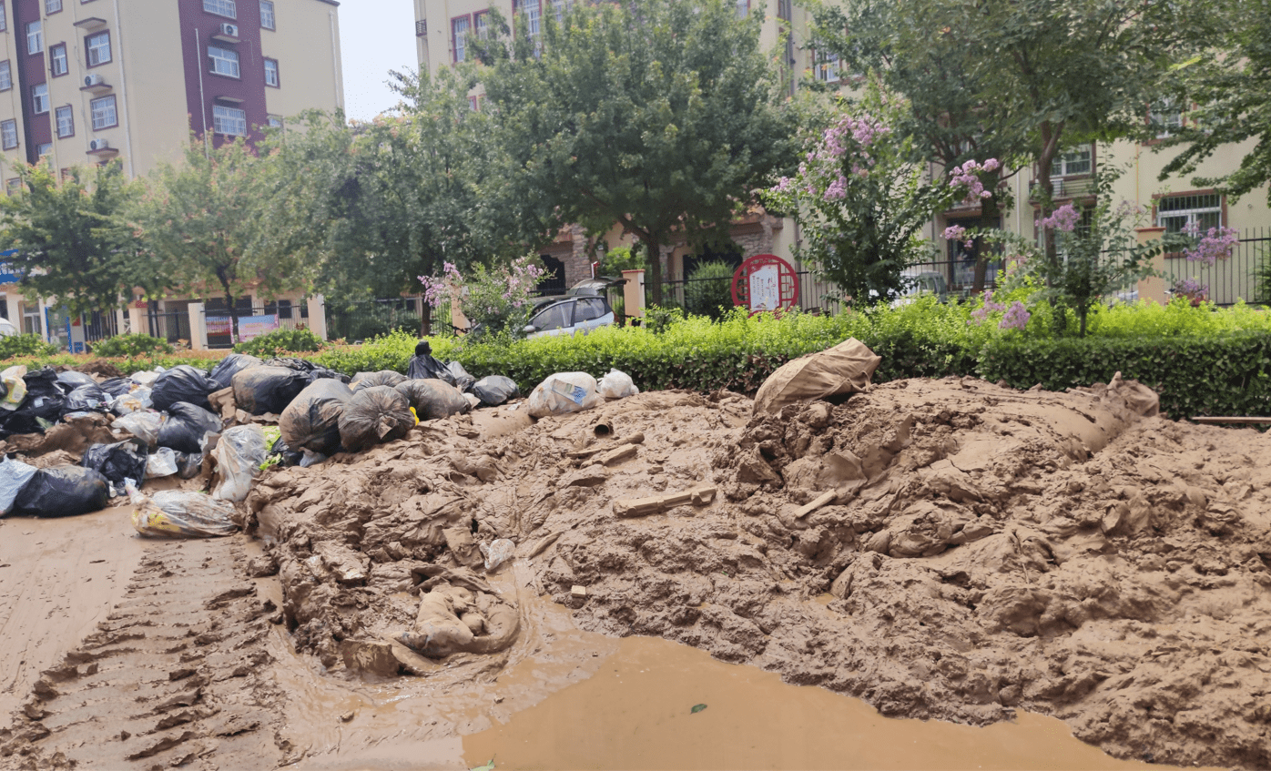 近日,受连续多日的极端暴雨天气影响,河南鹤壁市境内突发内涝灾害