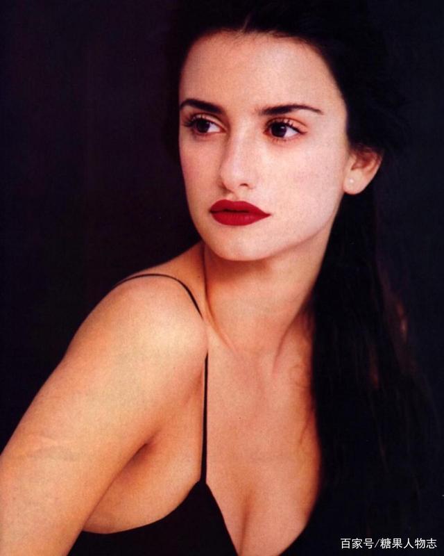 哈维尔·巴登|阿汤哥和麦康纳都曾拜倒在她裙下，老公是西班牙男神，如今怎样了？