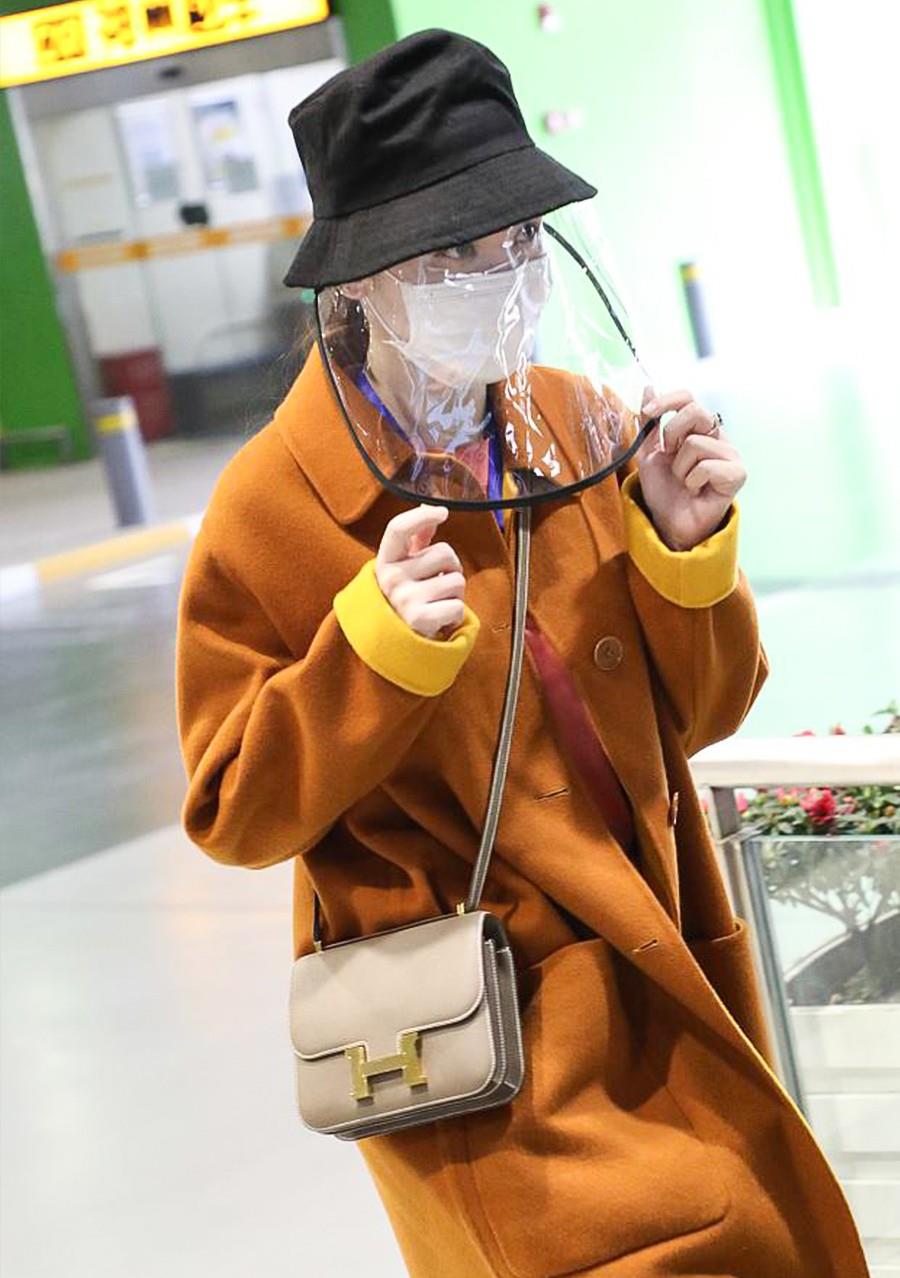 防护|张萌机场防护有奇招！大衣搭阔腿裤包裹严实，头挂塑料面膜真惹眼