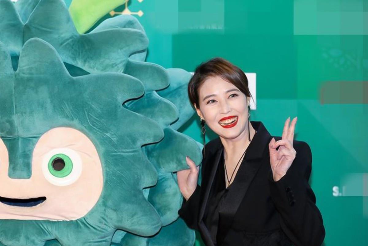 设计|53岁周海媚参加活动，穿西装在腰上加黑纱，竟显出蚂蚁腰！太会穿