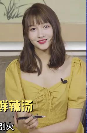 袖子|为什么我说论身材，小头长腿关晓彤不及大头短腿杨紫？