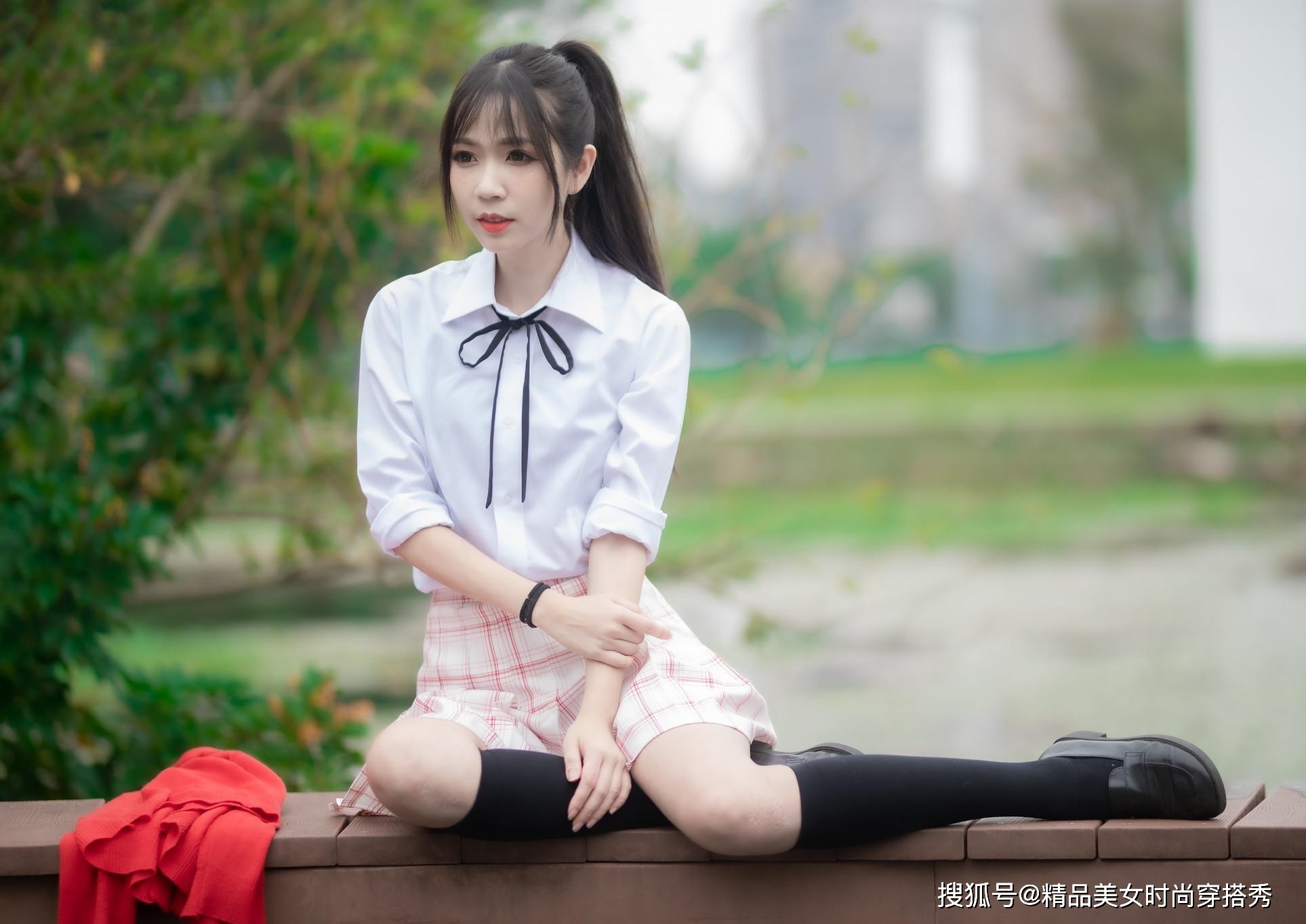 时尚|红色针织外套，吸睛又有型，下搭粉白的格子裙，俏皮又减龄