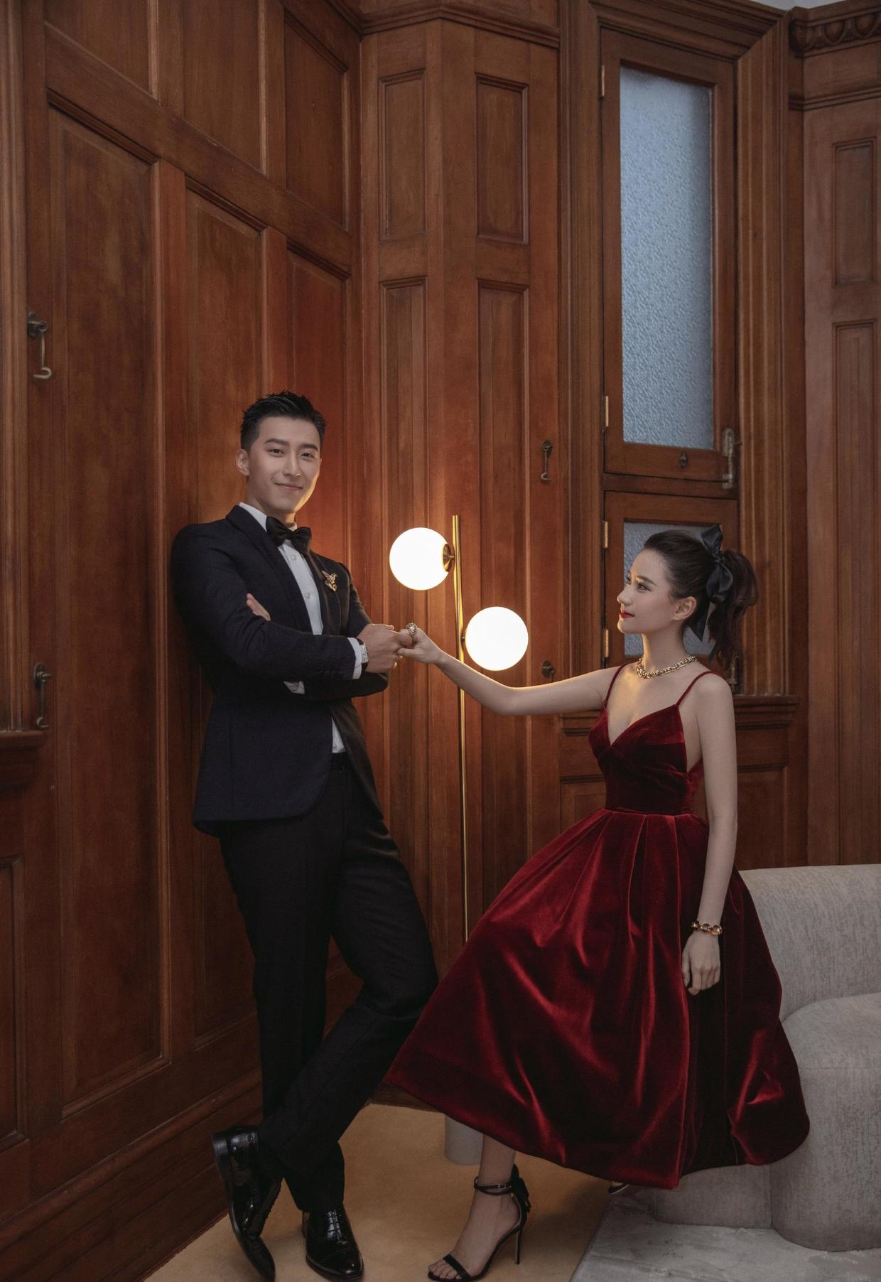 亮片|何超莲不愧是豪门千金，穿着一件薄纱亮片上衣配阔腿裤，高级洋气