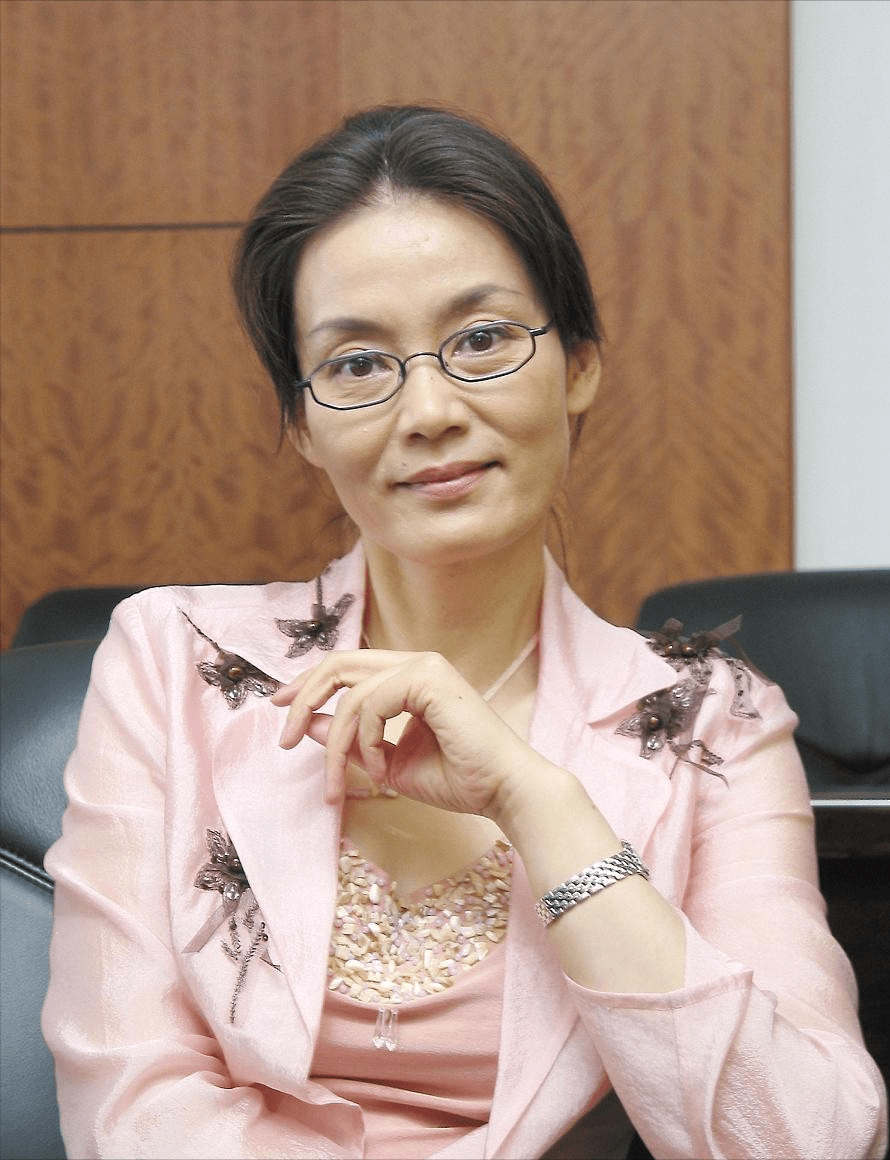 形象|潘虹老得优雅又自然,眼纹状态真实无修,穿粉色也没有装嫩的感觉