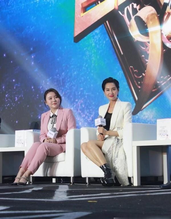 进行|无修镜头下的朱茵也老了，黑眼圈看着有点重，灵气都看不见了