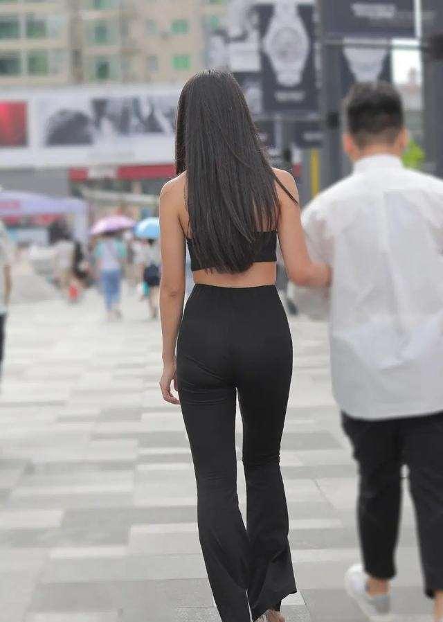 都能|“胯大肩宽”的女人,今夏流行“打底裤”,时髦修身游刃有余!