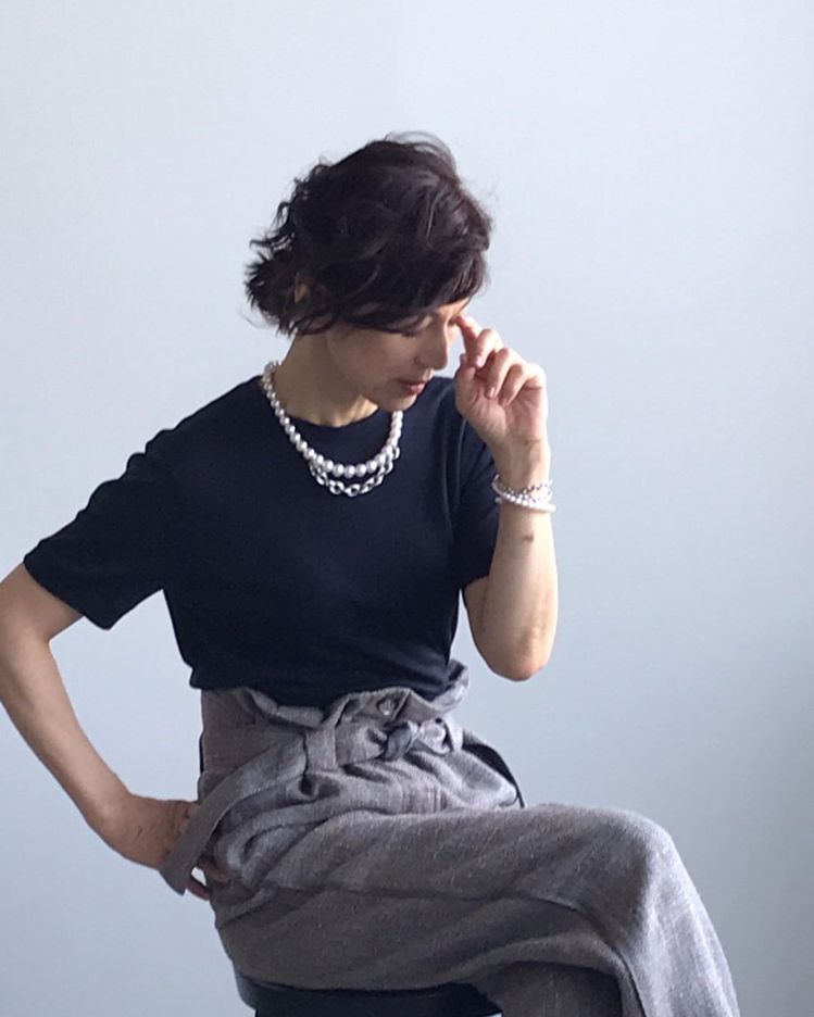 气质|这才是岁月静好的迷人气质！54岁铃木保奈美离婚后更美了，无性别穿搭有别以往