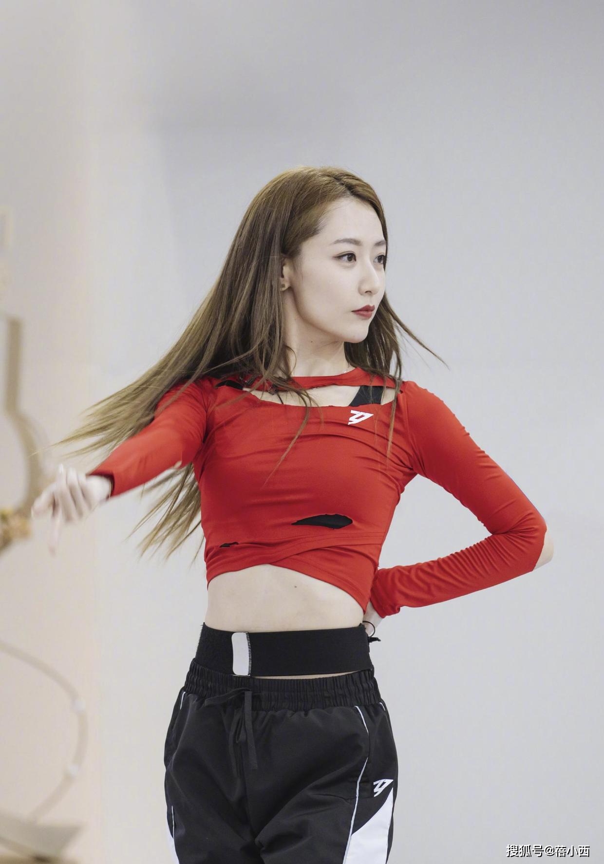 女神|白冰真是“妈系女神”代表,穿蓝T恤配打底裤超减龄,不像80后