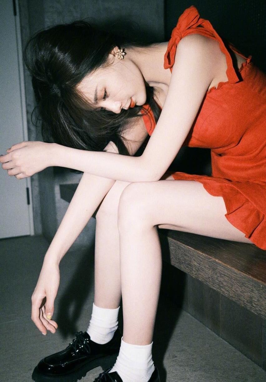 吊带|沈梦辰夏日穿搭堪称时尚教科书，瞬间减龄20岁，活力少女必备