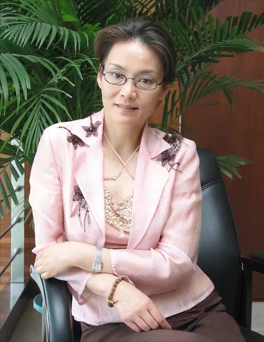 线条美|潘虹的半裙穿搭真有气质,五六十岁妈妈学她这样穿,优雅地老去