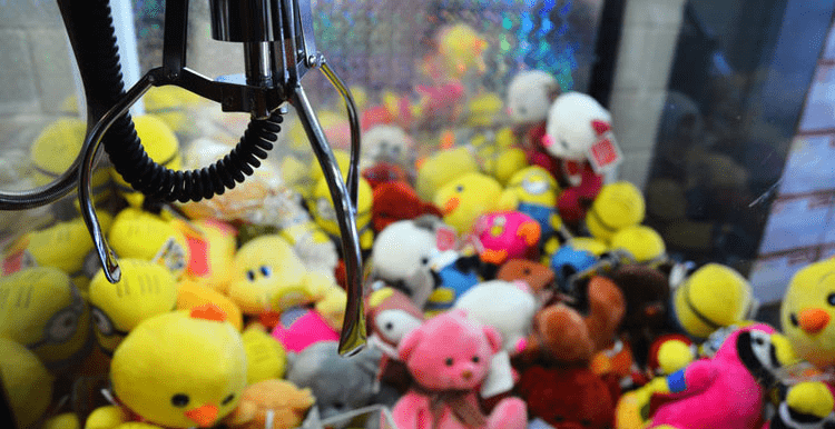 看看这台机器的爪子大小怎样,如果娃娃大,夹子小,就很难把娃娃夹起来