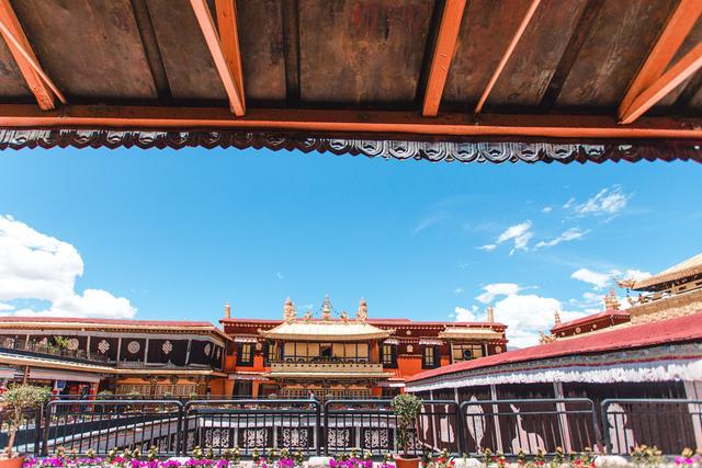 西藏最出名的寺庙，拥有1400多年历史，是拉萨的市中心和地标