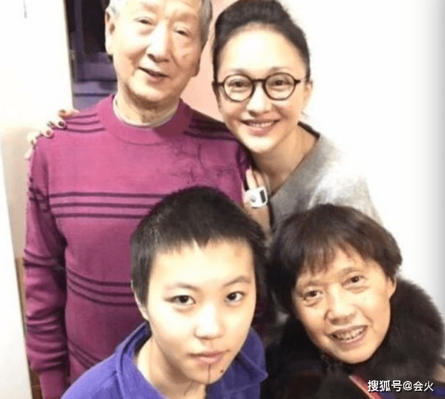 周迅|王菲大女儿罕见长发出镜！被赞女人味十足，手臂下巴大块纹身抢镜