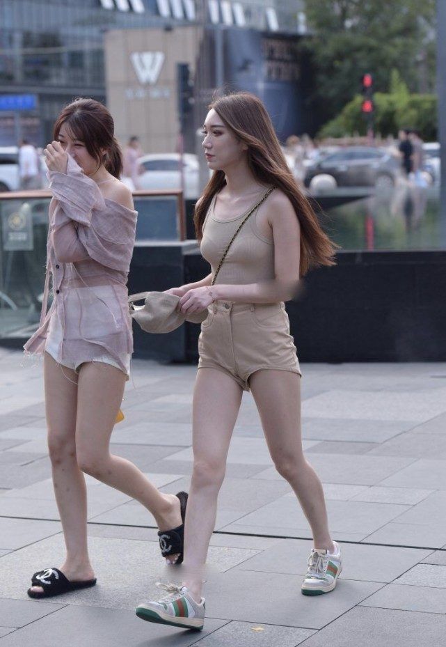 运动鞋|上衣塞进热裤不仅减龄，修饰腿长突出时尚感，搭运动鞋尝试新风格
