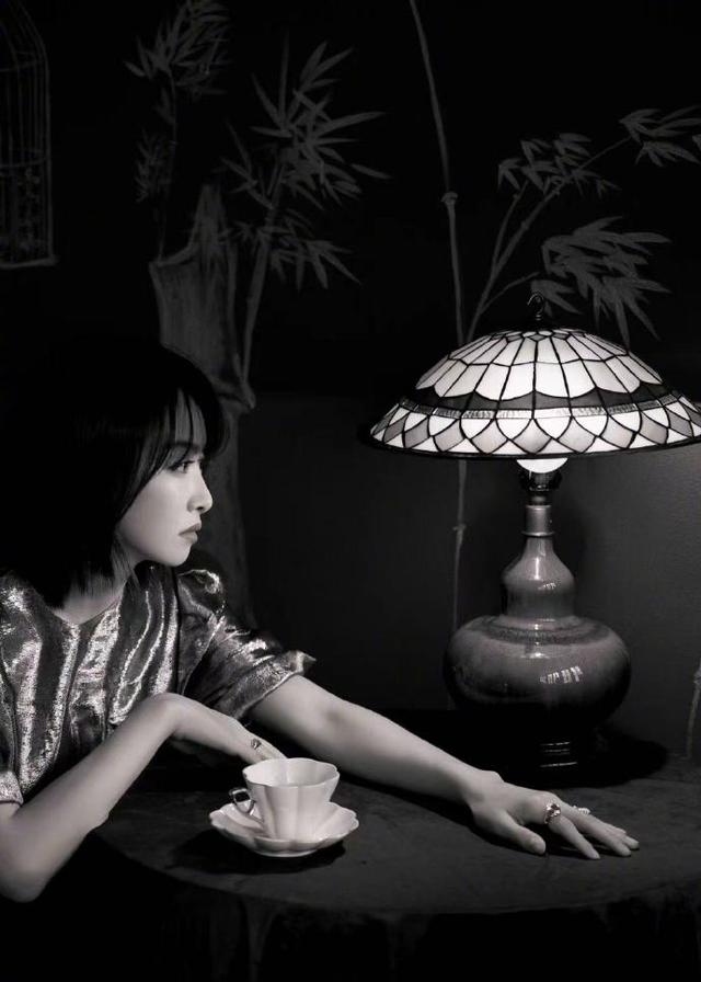 前卫|宋茜穿鎏金短裙高调亮相，白嫩美腿抢足镜头，到底是女团出身