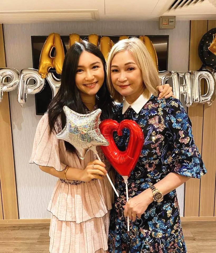 服装|关礼杰女儿关枫馨，搭配简约服装气质不凡，外籍男友又高又帅