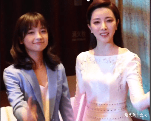 王冰冰|李思思王冰冰罕见同框！私下背稿子表情严肃，讲起段子耍宝搞怪