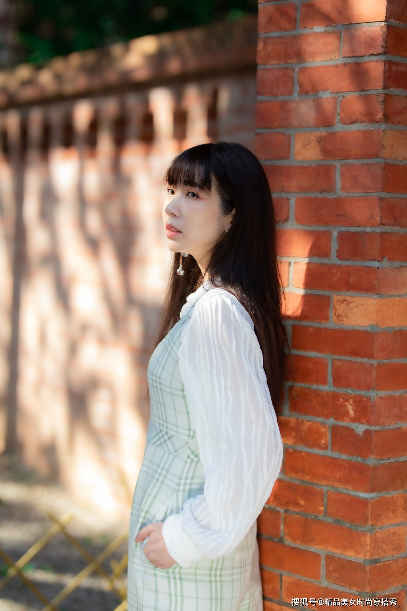 吊带|小姐姐身穿格子连体裤，干练优雅气质，妥妥的精致女神