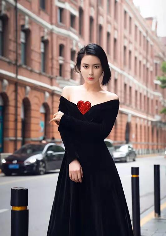 材质|亚洲小姐冠军吴丹好高级 白色V领裙穿出轻奢感 颜值是重点