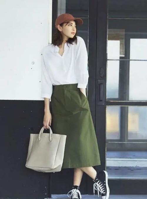 贵妇|谢杏芳和儿子晒游玩照 穿白色衬衫走“贵妇”风，手表价值不菲