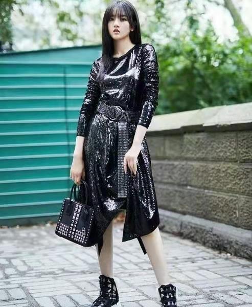 吊带|韩国顶级CP孙艺珍和玄彬同框 穿“液体裙”甜美亮相 童话爱情