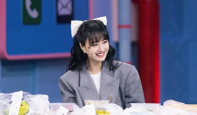 廓形|郑爽的时尚穿搭，宽松的廓形西服搭蝴蝶结发饰，满满的潮流气息