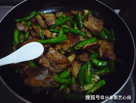 做法|农家小炒肉，学会一招，肉香嫩入味不油腻，上班族必备快手小菜