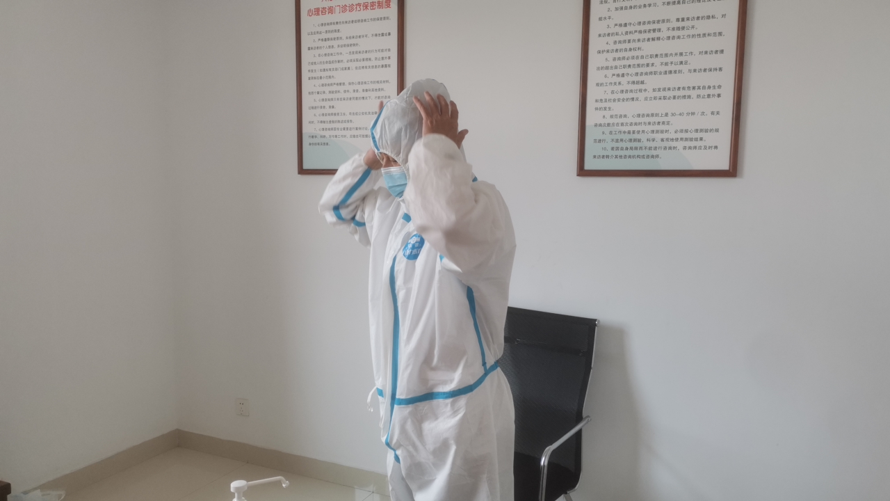 医护|兴化市第三人民医院开展全体医护、医技人员穿脱防护服培训考核活动