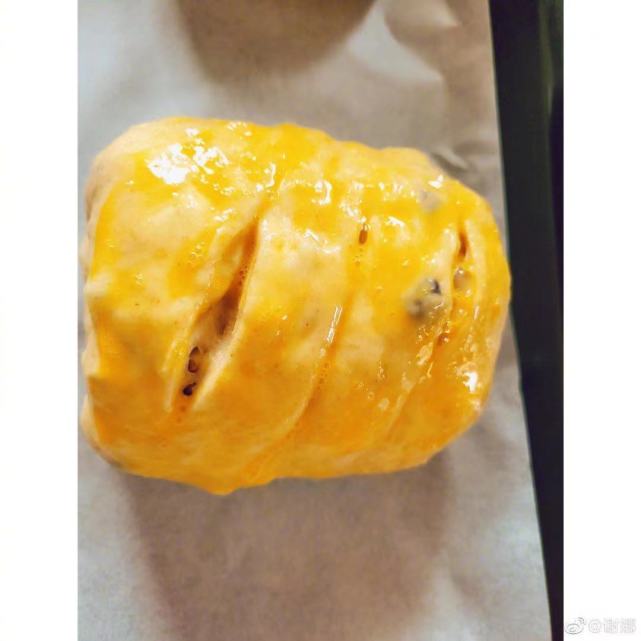 面包|出月子了？谢娜宣布喜讯后，在家做面包跟邻居分享，心情超好
