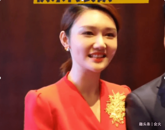 王冰冰|李思思王冰冰罕见同框！私下背稿子表情严肃，讲起段子耍宝搞怪
