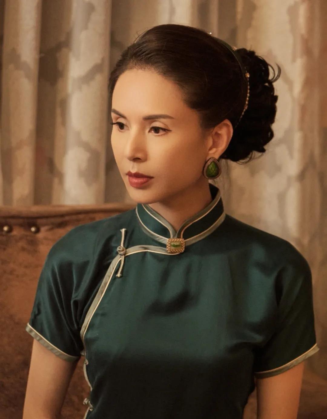 画报|李若彤最新造型，穿旗袍配复古妆容，像极了50年代画报美人
