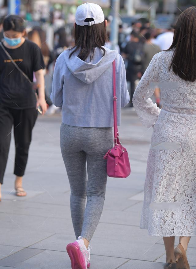 地方|白色时尚上衣搭配灰色修身打底裤,配色和版型,宽松的特点