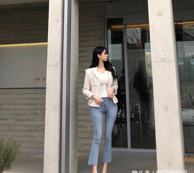 显得|牛仔裤的穿着彰显时尚女人优雅的姿态，穿起来超级修身