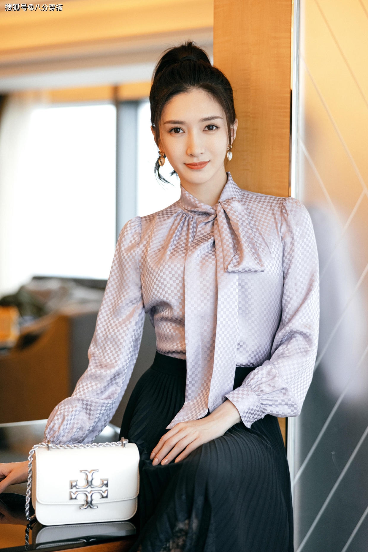 亮点|江疏影真会穿，一袭拼接泡泡袖连衣裙甜美娇俏，嫩成18岁美少女
