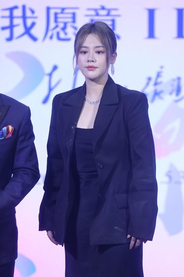 马思纯|马思纯人挺美，就是西服选得太显壮，不知道的还以为她胖了20斤