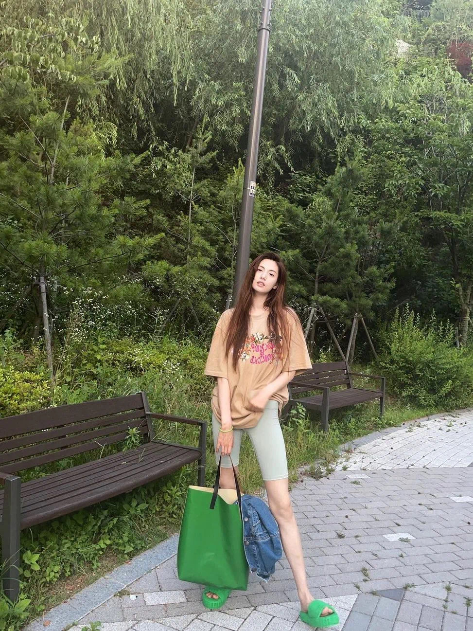 显得|这身搭配，夏季时髦女孩必备！舒适得体，即便下雨天也不尴尬