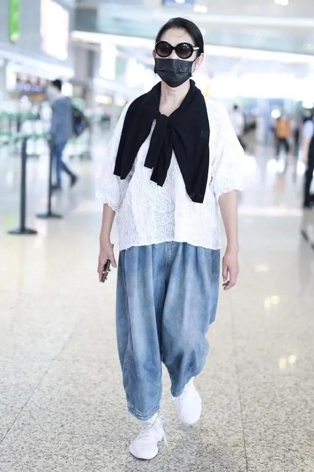 贵妇|倪萍穿宽松长裙走机场，手提着LV包像贵妇，气质比名媛还要好