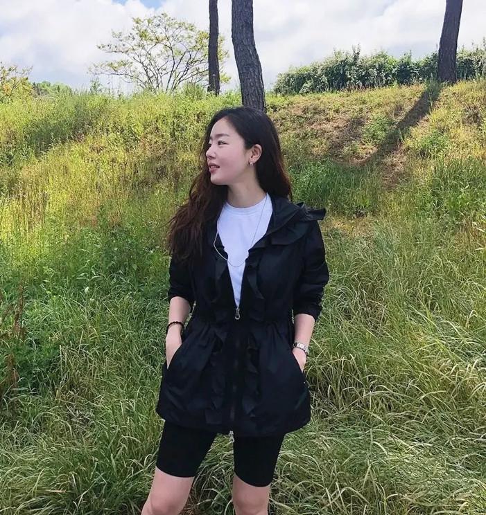 好身材|韩国“人气女王”亮相 树荫底下遮阳好清闲 穿“三分”裤超显瘦
