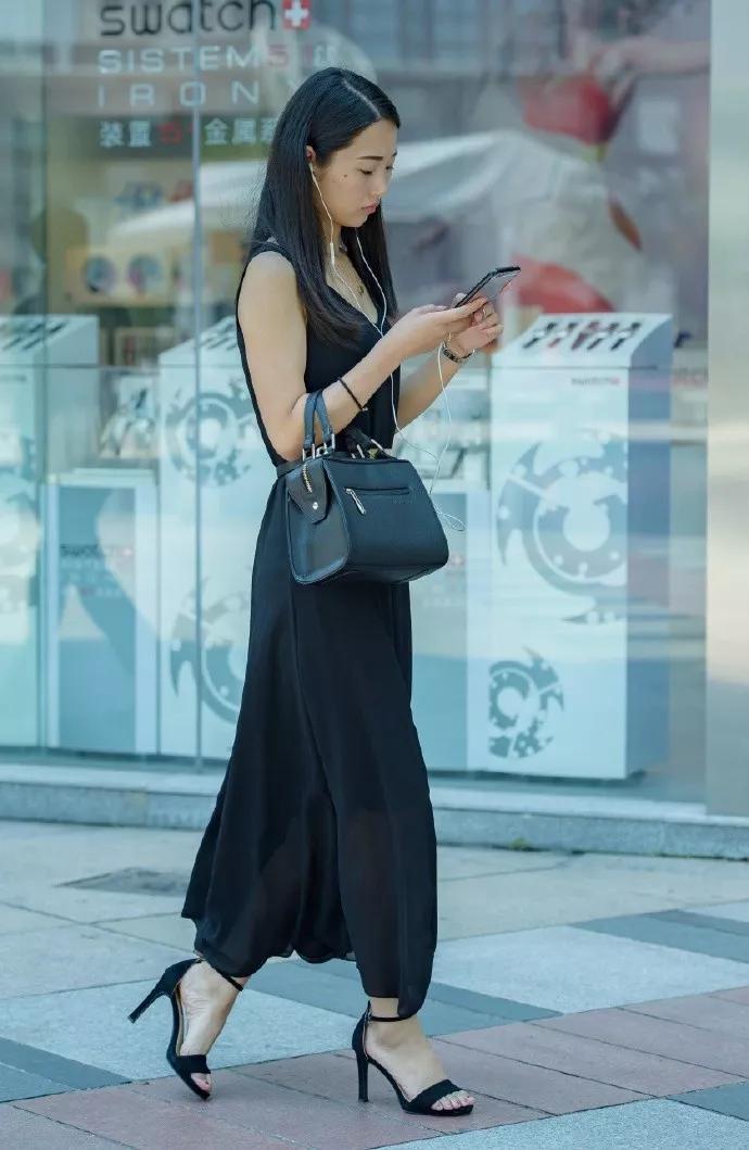 青春|灰色的百褶裙修身又显腿长，搭配高跟鞋更加时尚