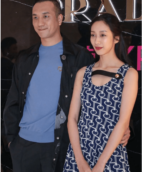 黄觉|黄觉妻子原来是个美女，穿印花裙优雅又娇嫩，两人同台很有夫妻相
