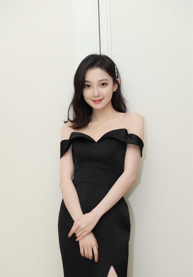 真会|汪小敏真会穿！印花连衣裙，尽显文艺女神范