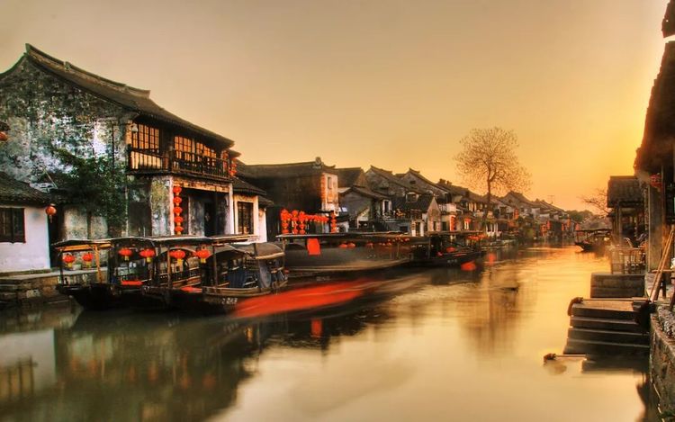 上海90公里处的古镇，是我国首批历史文化名镇，景色极美适合游玩